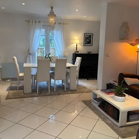 Belle Maison 3000 M De Paris Holiday home *